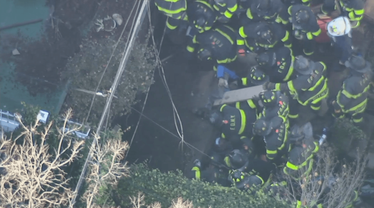 Colapso de un muro de contención en Sunset Park deja un muerto y un herido