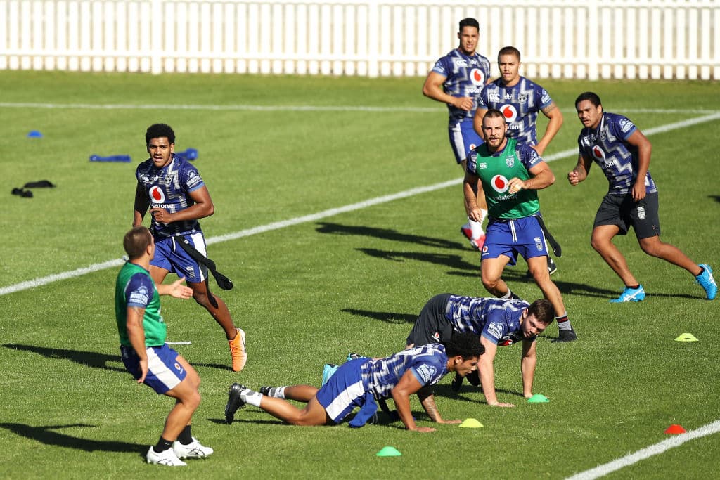 Los jugadores de Warriors entrenan de forma aislada durante una sesión de entrenamiento NRL Warriors NRL en Scully Park el 05 de mayo de 2020 en Tamworth, Australia.