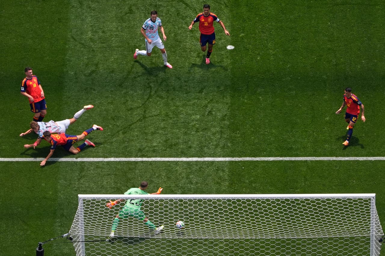 Minuto 41 del partido: Charles De Ketelaere anota el primer gol para Bélgica.