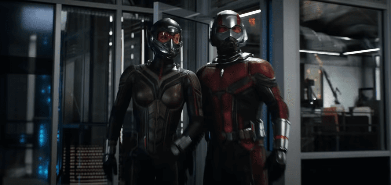 Se pueden apreciar cabezas de insectos en los trajes de ambos superhéroes