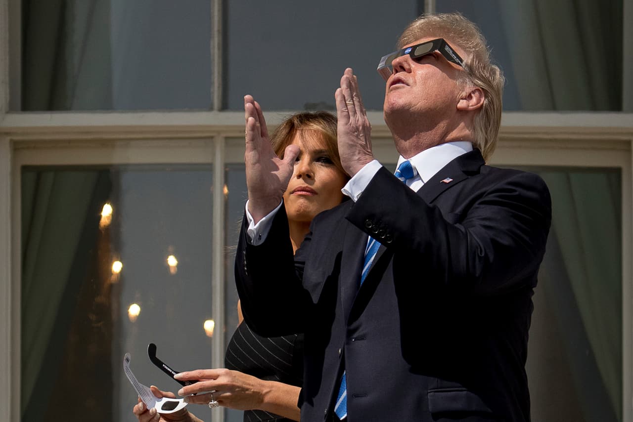 La primera dama junto al presidente, que aplaude el eclipse.