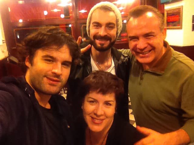 Tiene una excelente relación con sus medios hermanos, Hildegard, Carlo y Aldo (extrema izquierda).