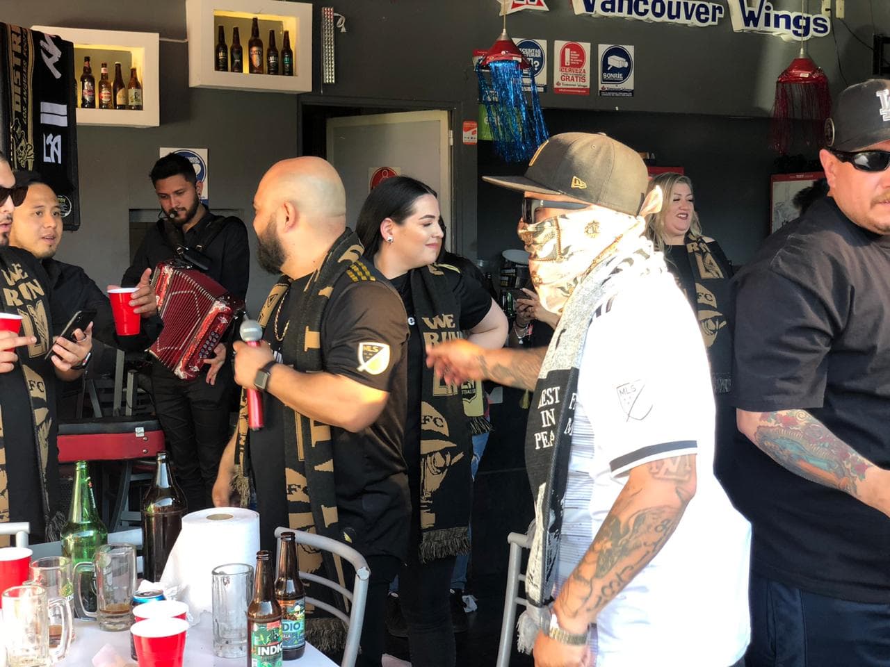 Muy prendida y animada la afición angelina, poniendo el color en León para alentar al LAFC.