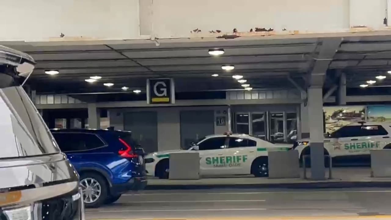 N+Univision Miami documentó un amplio operativo, con patrullas y agentes con equipo táctico en estacionamientos y vías perimetrales.
<br>