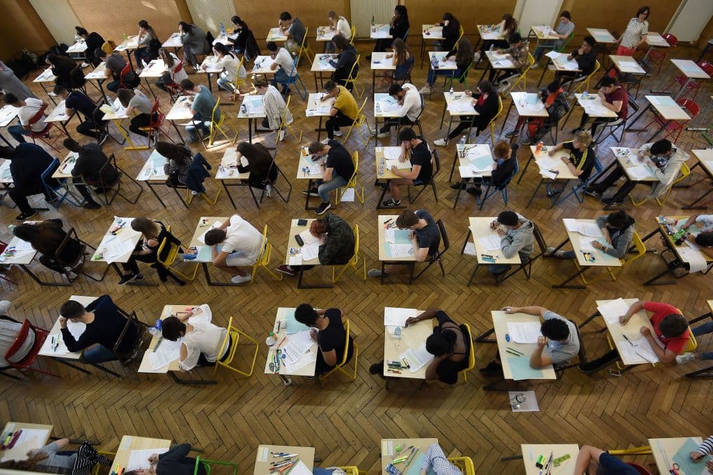Estudiantes de secundaria trabajan en una disertación de filosofía de cuatro horas, que da inicio al examen de bachillerato general francés para ingresar a la universidad, el 18 de junio de 2018 en el liceo Pasteur en Estrasburgo, este de Francia.