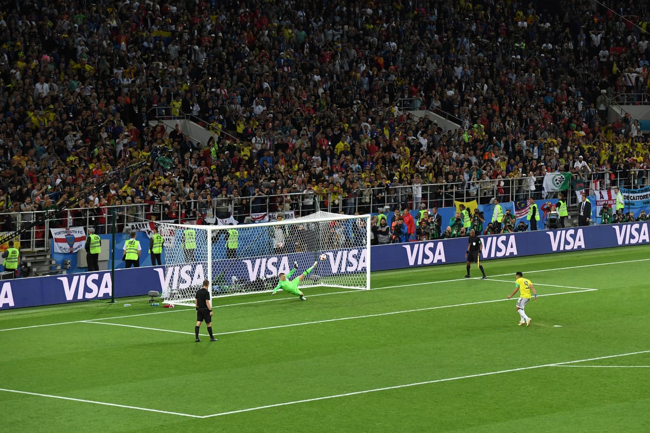 El primero en cobrar fue el capitán de la selección colombiana Radamel Falcao, quien engañó al guardameta y cobró al centro, potente y por arriba. COL 1-X ING