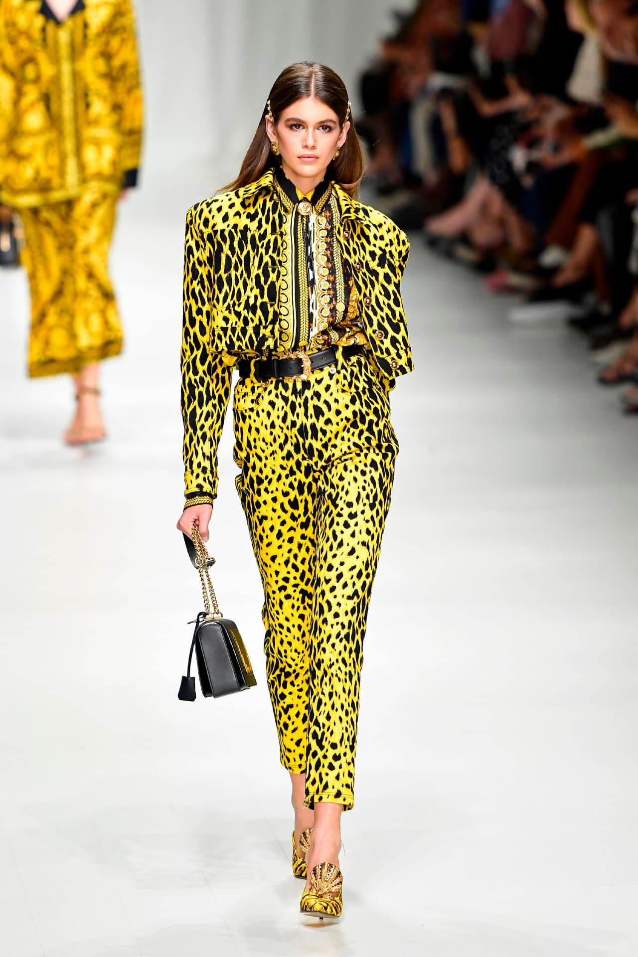 La joven de 16 años no sólo es un suceso en las pasarelas, también lo es en redes sociales, donde actualmente tiene más de 2 millones de seguidores. Aquí la modelo con un diseño de Versace.