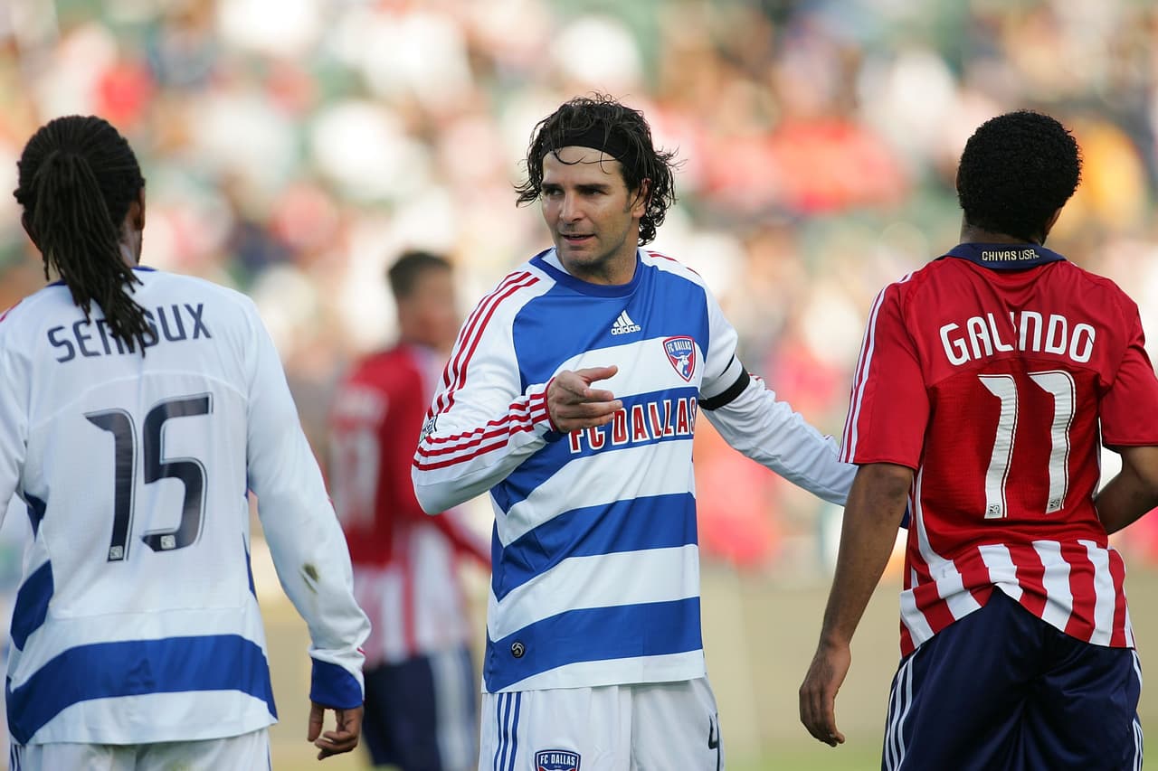 Duilio Davino (FC Dallas) – El defensor central que disputara la Copa del Mundo de Francia ’98 con México y consiguiera un par de títulos de Liga MX con el Club América, tuvo un corto pero solido pasó con la camiseta del FC Dallas en la temporada 2008. Tan bueno fue su nivel, que los Rallados del Monterrey lo repatriaron y con ellos conquistó un par de títulos de Liga MX más, con el cómo titular.