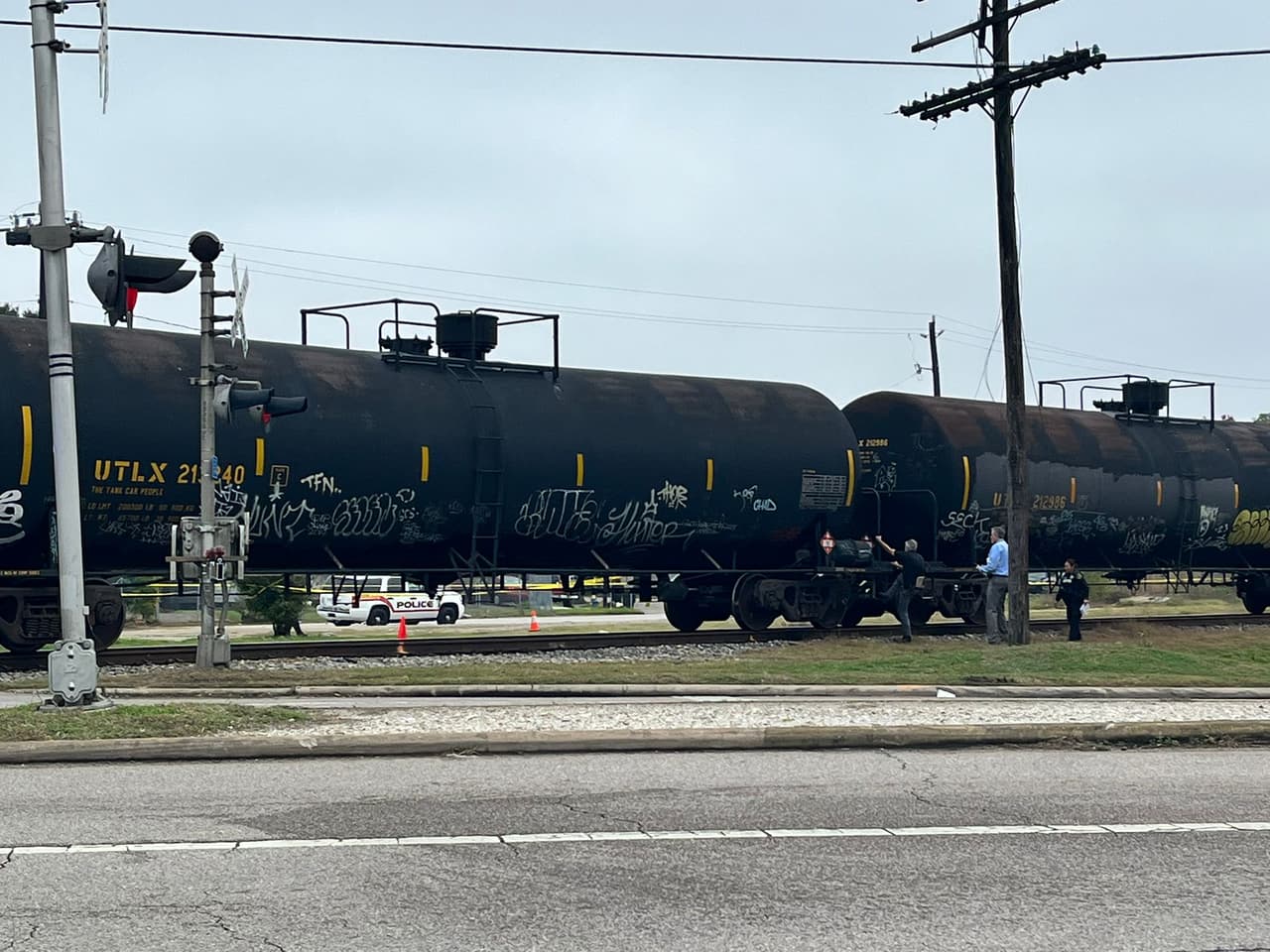 <b>La policía de Houston dijo que el tren estaba en movimiento cuando el adolescente trató de cruzarlo. </b>
<br>