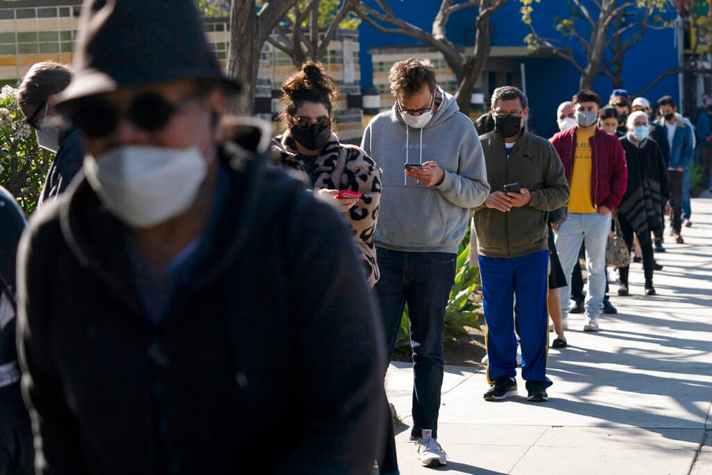 Personas esperan en fila para una prueba de COVID-19 en Los Ángeles, el martes 4 de enero de 2022.