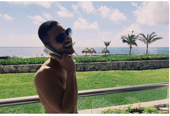 A quién le llamas Maluma?.. Qué coqueto se ve con gafas y sin camisa.