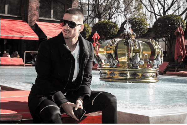 Definitivamente un poco de barba le viene bien casi a todos, y este guapo no es la excepción.