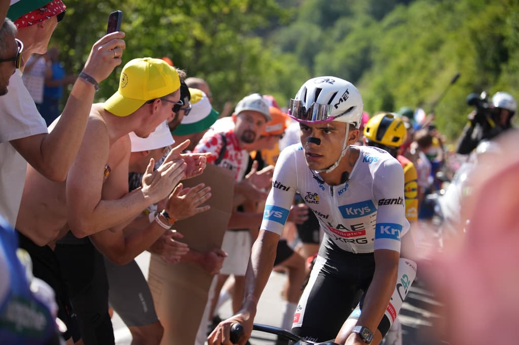 El mexicano Isaac Del Toro asciende el Alpe d'Huez durante la decimonovena etapa del Tour de Francia, con salida en Gap y llegada en Alpe d'Huez, Francia, el viernes 24 de julio de 2026. (Foto AP/Mosa'ab Elshamy)