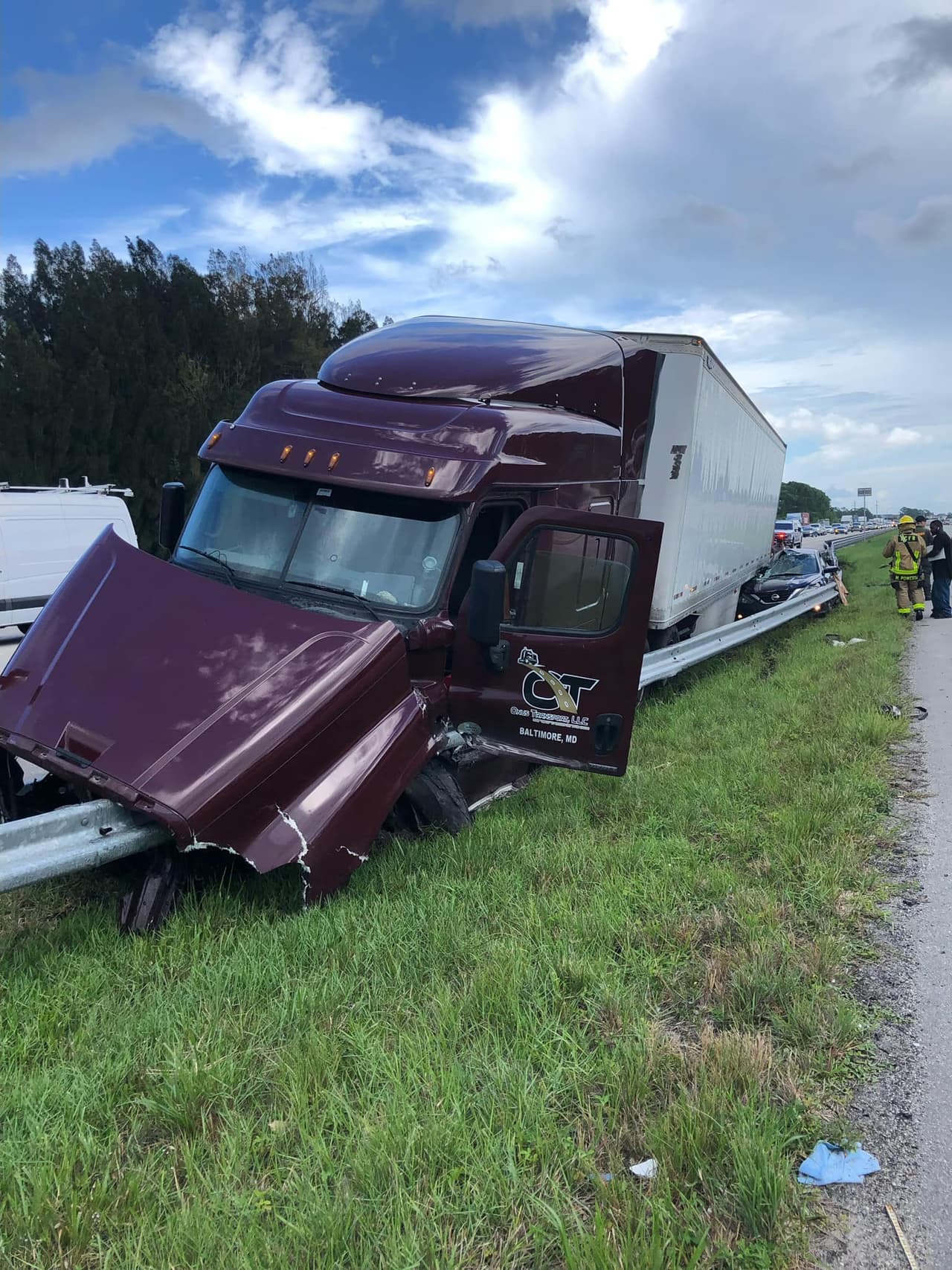 La gandola se dirigía hacia el norte en esta carretera, cuando se le reventó una llanta y perdió el control.