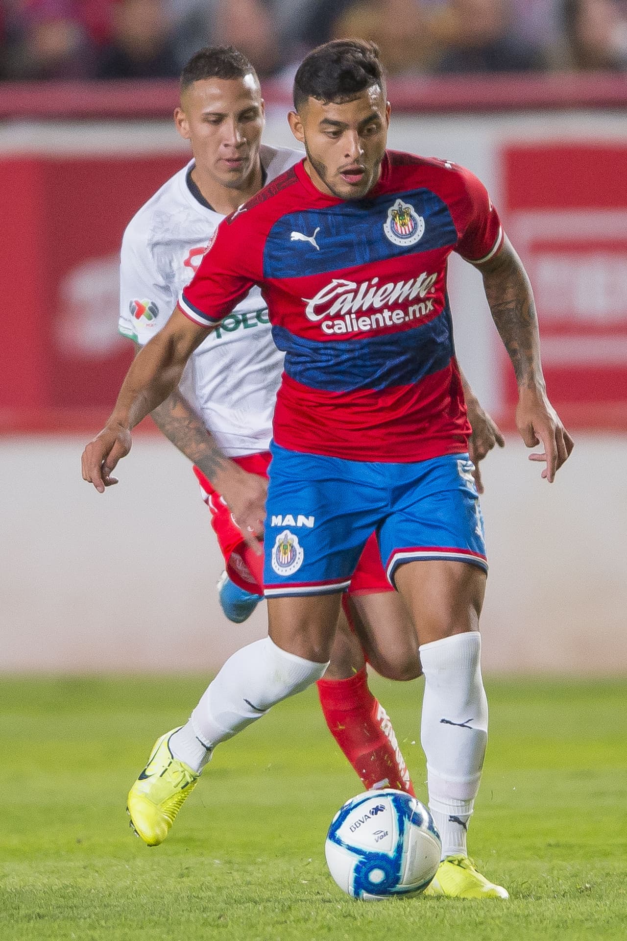 Con goles de Eduardo "Chofis" Lóez y Jesús Angulo, Chivas gana y cierra su pretemporada con marca perfecta.