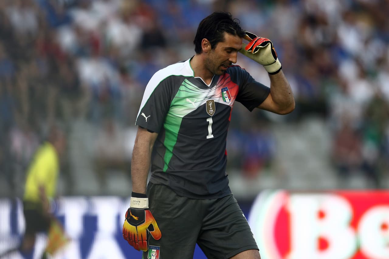 En la Eurocopa de Austria y Suiza la 'Azzurra' se fue en los octavos de final. A Buffon, en los 4 partidos, le hicieron 4 goles.