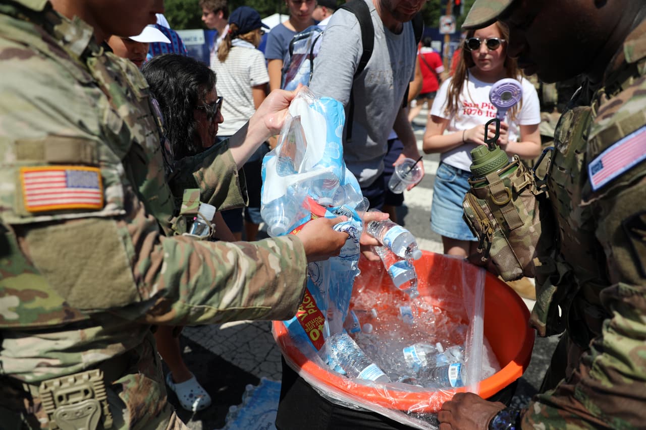 Miembros de la Guardia Nacional distribuyen agua gratuita en el National Mall durante los actos del Día de la Independencia en conmemoración del 250 aniversario de la nación, el sábado 4 de julio de 2026, en Washington.