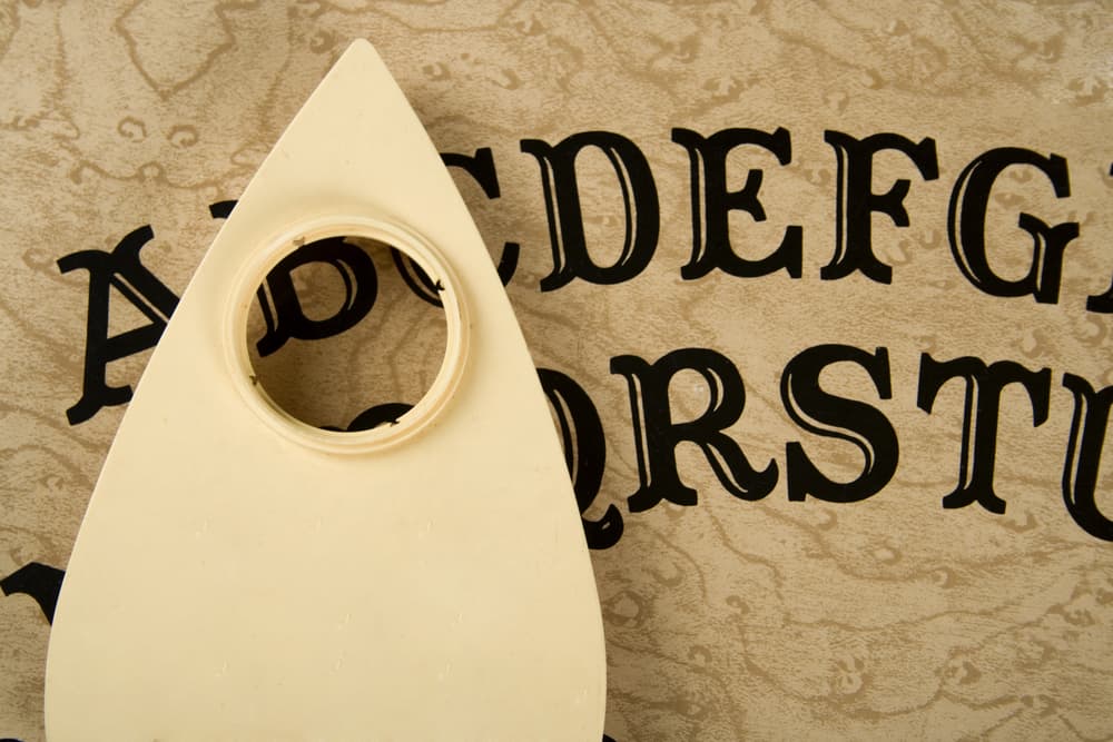 Se trataba de la llamada acción ideomotriz, o sea, el movimiento del vaso o pieza que sirve de marcador que sería movido por pequeñas presiones de los dedos y no por espíritus o entidades.