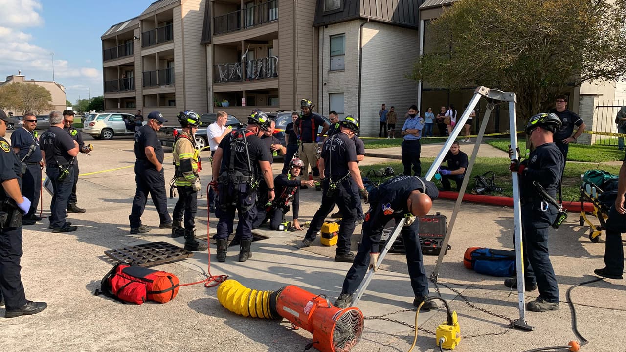 Bomberos rescatan a una persona atrapada en una alcantarilla al norte de Houston