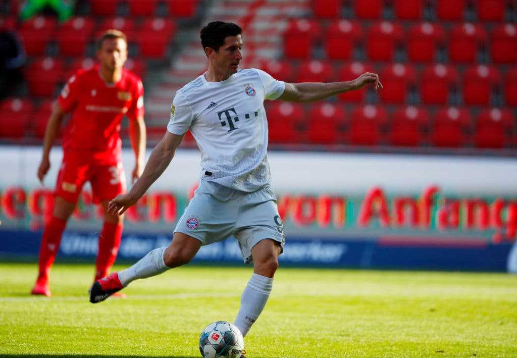 Lewandowski cobra desde los 11 pasos para abrir el marcador en favor del Bayern München.