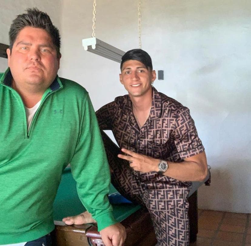 <b>Las batas son su pasión</b>
<br>No importa dónde se encuentre, pero incluso en sus historias diarias de Instagram aparece usando batas como esta.