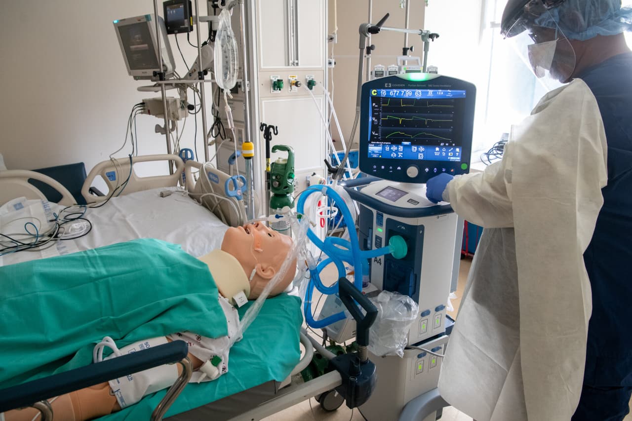 Toda la carga de trabajo y de emociones forman parte de la agenda diaria de los proveedores de salud al frente de los casos de coronavirus, por ello el simulacro realizado por médicos y enfermeras del condado angelino son parte clave de la respuesta a la emergencia que se avecina.