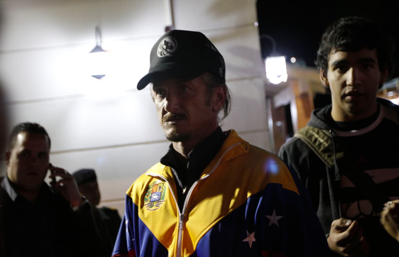 El actor estadounidense Sean Penn participa en una vigilia por el presidente de Venezuela, Hugo Chávez, en La Paz, Bolivia, el lunes 10 de diciembre de 2012. (Foto AP/Juan Karita)