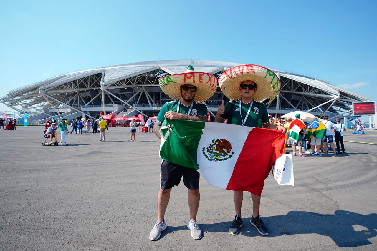 En la llegada al estadio, la muestra de la bandera con orgullo es una necesidad en medio de este anhelo de gloria mundialista.