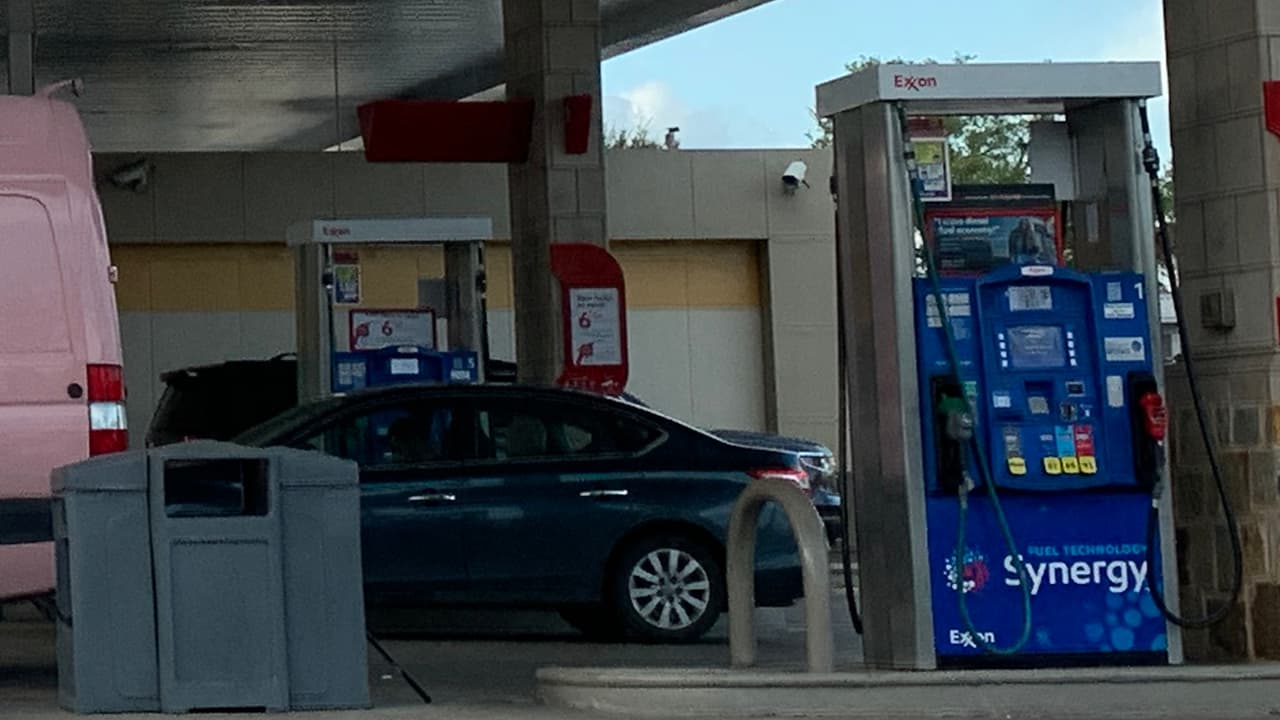 Los automovilistas aprovechan la buena racha en los precios para abastecerse del combustible en medio de la preocupación mundial por el coronavirus.