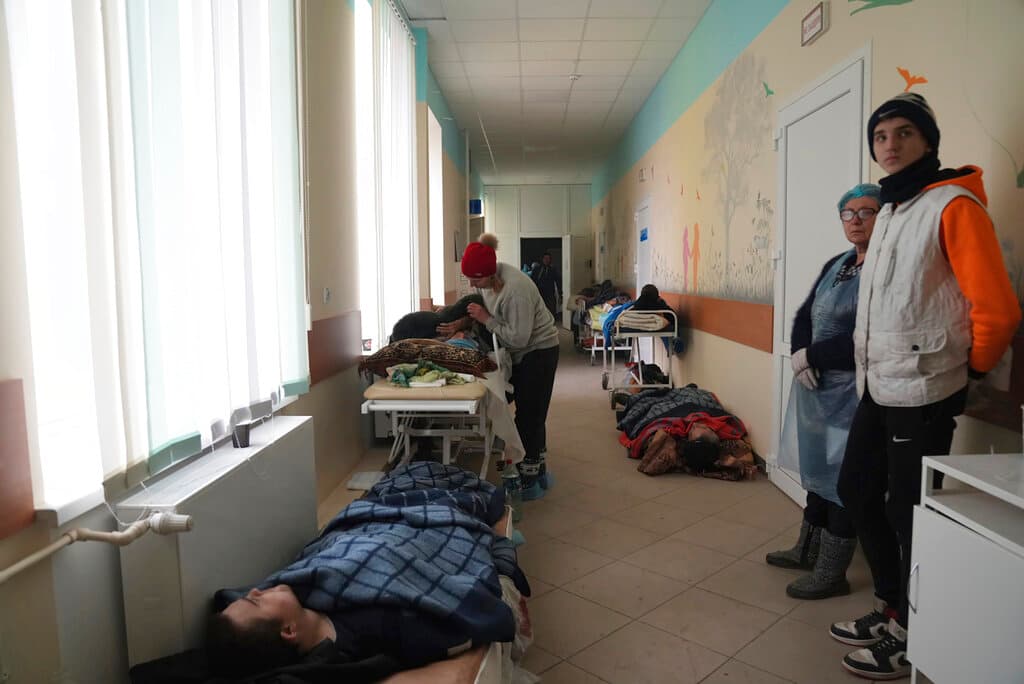 Heridos en un pasillo de un hospital de Mariupol, Ucrania.