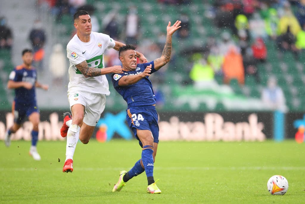 Vinicius Junior se luce con un doblete y la da la victoria 1-2 al Real Madrid sobre el Elche.