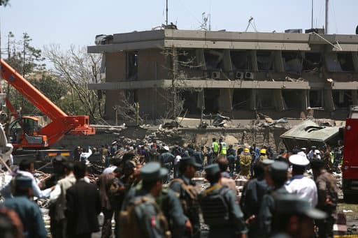 La policía dijo que la explosión ocurrió cerca de la embajada alemana en Kabul, aunque en las proximidades se encontraban también otros edificios oficiales y sedes de oficinas. "Es difícil decir cuál ha sido el objetivo exacto", declaró un portavoz de la policía de Kabul a la agencia
<i>Reuters</i>.