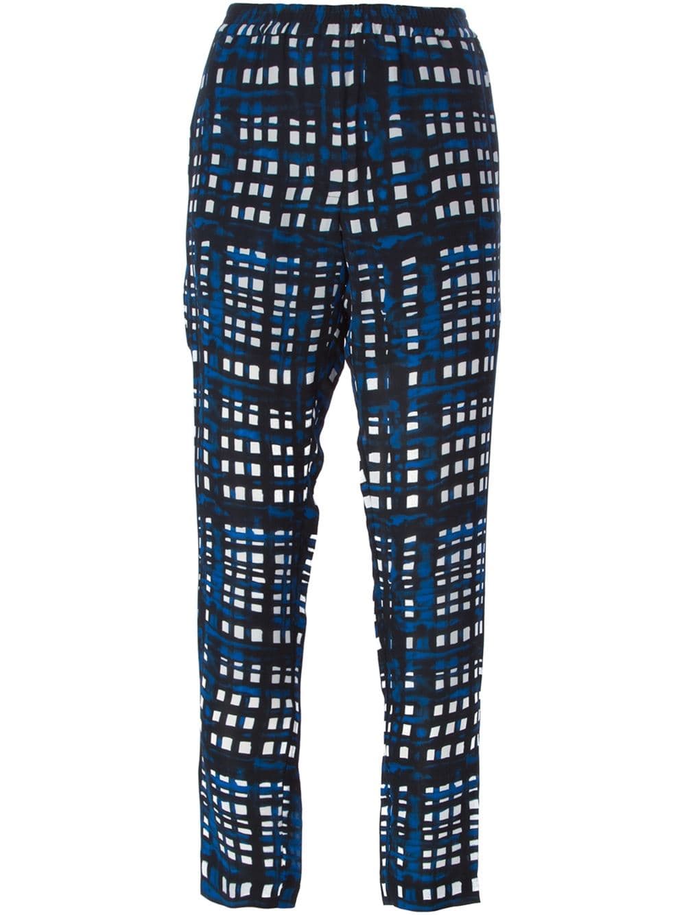 Cuadrillé. Uno de los protagonistas de la época decembrina está lejos de decir adiós. Para la temporada de calor Thakoon y Marissa Webb proponen prendas con inspiración escocesa de la cabeza hasta los pies. En seda, Thakoon, $446; farfetch.com.