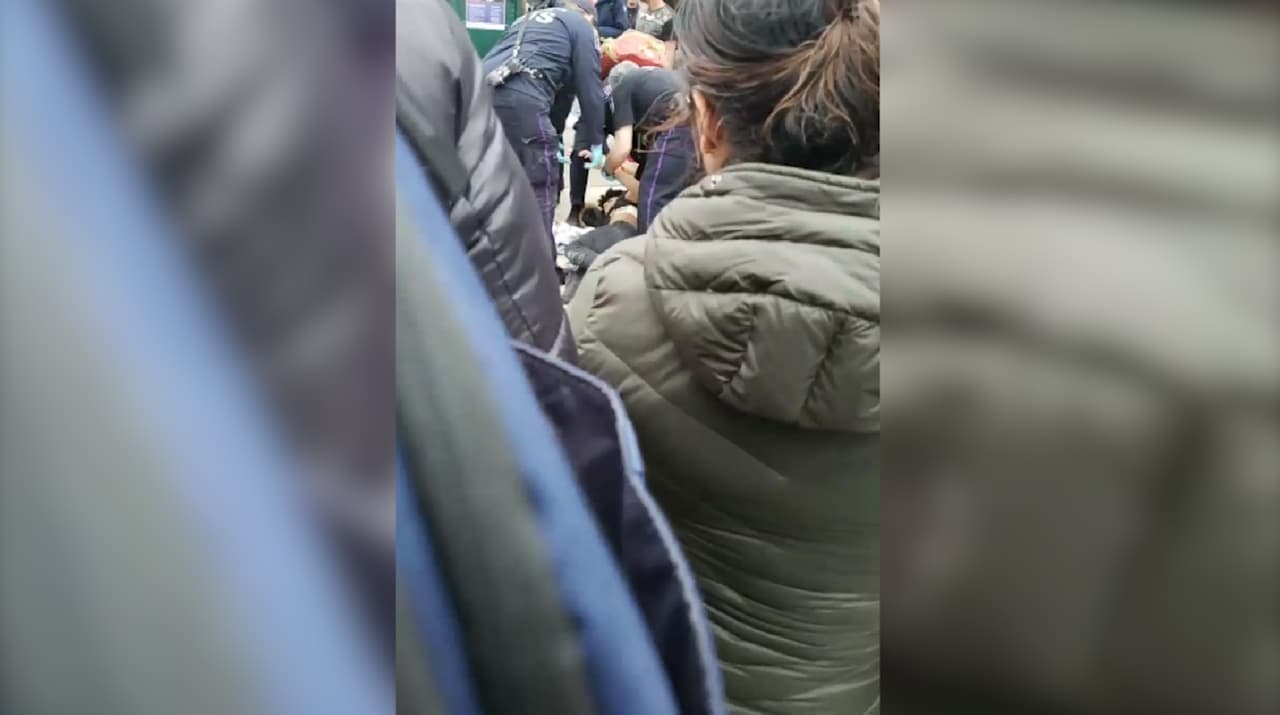 Ante los ojos de la gente que en ese momento transitaba, el Servicio de Emergencia se llevó al joven.