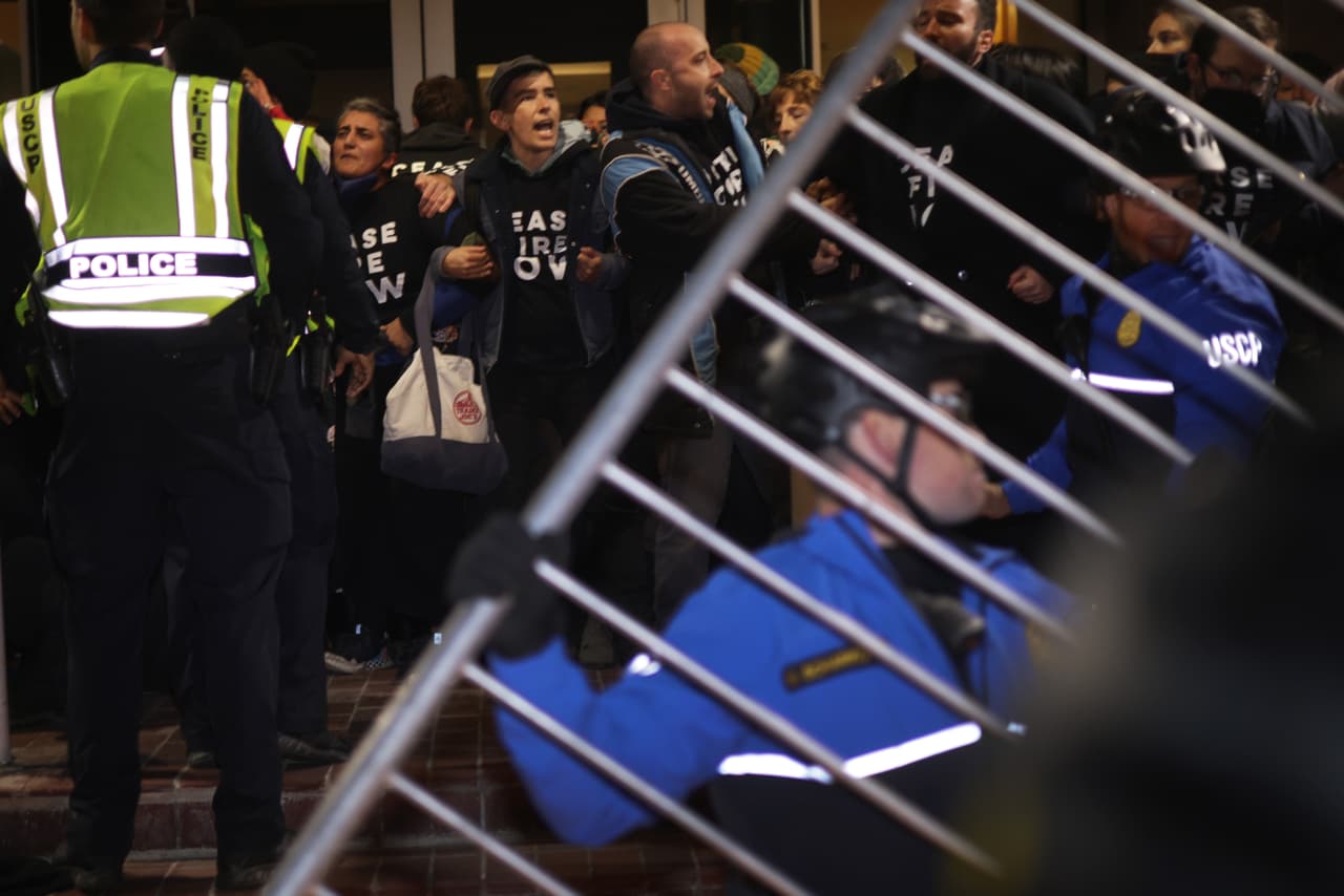 Los manifestantes, por su lado, responsabilizaron a la autoridad del comienzo de las hostilidades.
