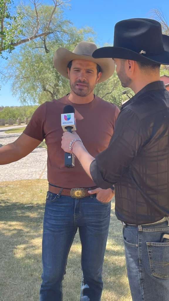 En entrevista con
<b><i> N+Univision Arizona</i></b>, Brandon Peniche destaca que los espectadores podrán ver "
<b>desiertos hermosos, laderas espectaculares, ríos, lagos, muchos caballos, ganado</b> y lo que nos emocionaba mucho: un tipo
<i>western</i>".