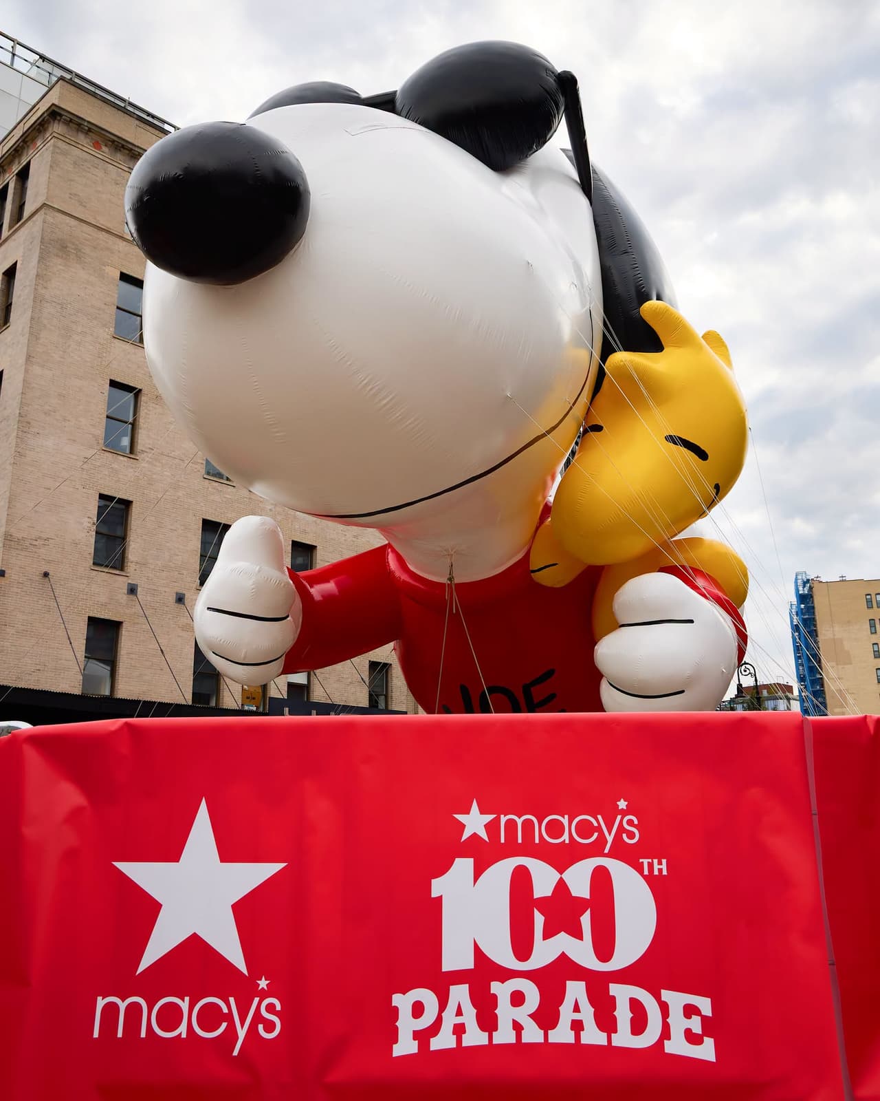 Snoopy y Woodstock forman parte habitual del desfile; en 2025, el globo mostró al personaje como
<i>Beagle Scout</i>. El globo estará exhibido hasta el 26 de septiembre.