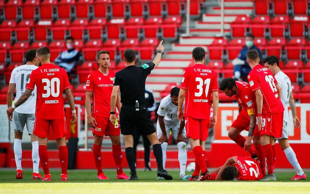 Una falta desata los reclamos al árbitro que termina calmando los ánimos encendidos de ambos equipos.
