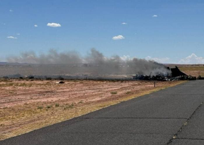 Tras desplomarse, la pequeña aeronave ardió en llamas.