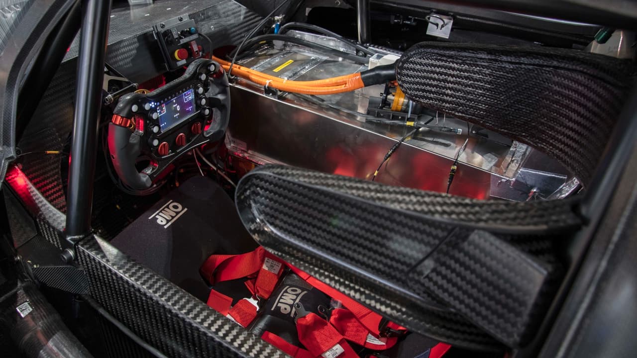 Este vehículo tendrá que enfrentar las 156 curvas a través de 12.42 millas (19.87 km) de recorrido para alcanzar la cumbre de esta montaña ubicada en Colorado.