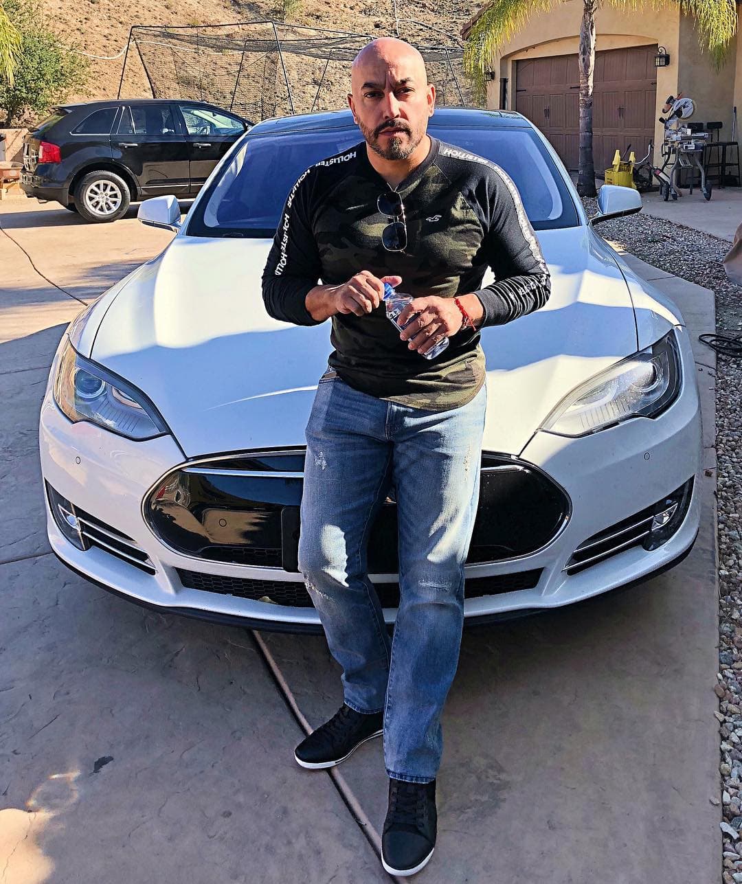 En abril pasado el intérprete confirmó que ya no tenía pareja, mientras que Belinda desmintió en mayo un supuesto romance con el cirujano Ben Talei, después de que en sus redes sociales aparecieran unas fotos en las que se les veía en actitud muy romántica.