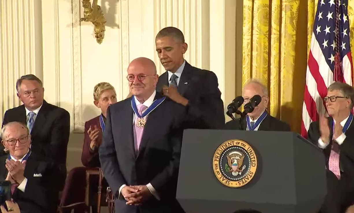 El presidente Obama entrega la Medalla de la Libertad al presidente del Miami Dade College, Eduardo Padrón.