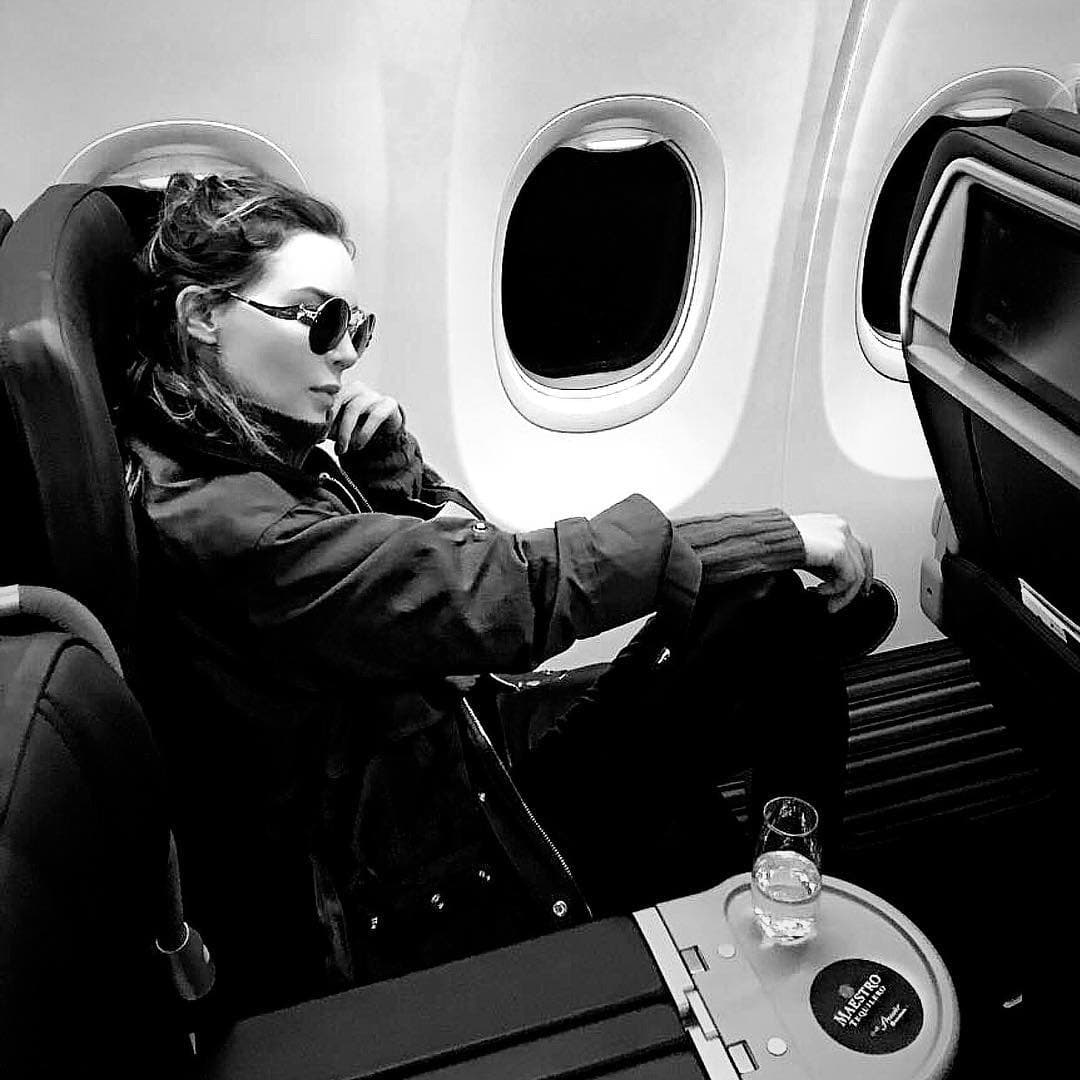 Belinda volvió a hacerse viral por un video en el que aparece a bordo de un jet privado durante un episodio de fuerte turbulencia que sorprendió a la cantante y a sus acompañantes