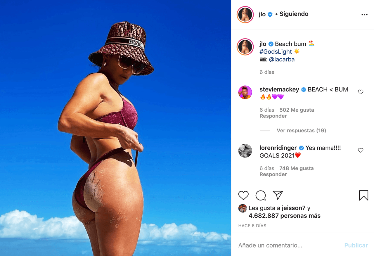 La ‘Diva del Bronx’ también compartió una imagen de su fotógrafa personal, Ana Carballosa, con sus pompas en primer plano mientras se sacudía la arena.