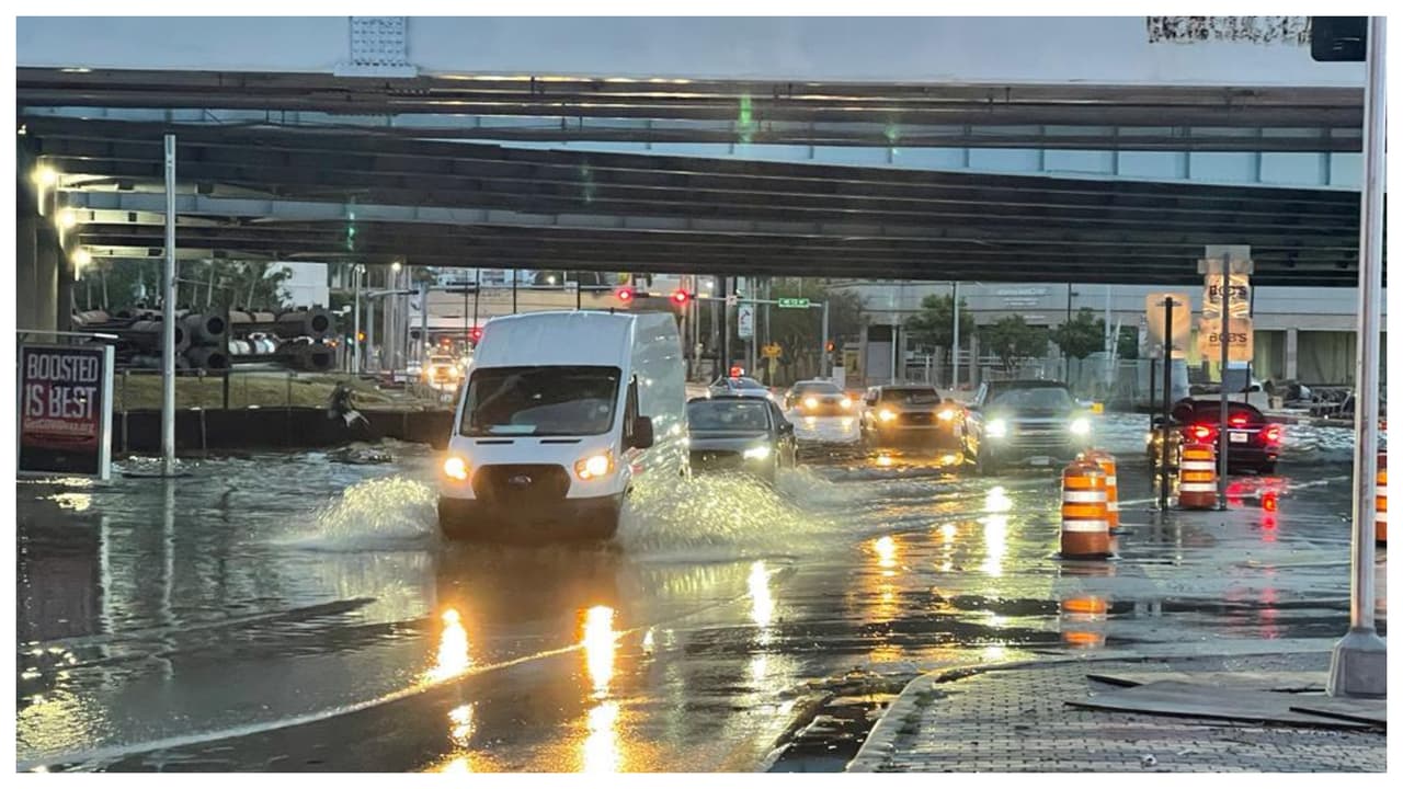 El Departamento de Transporte de Florida advirtió sobre posibles inundaciones en un área específica cercana al downtown, donde actualmente se llevan a cabo trabajos de ampliación de las vías.