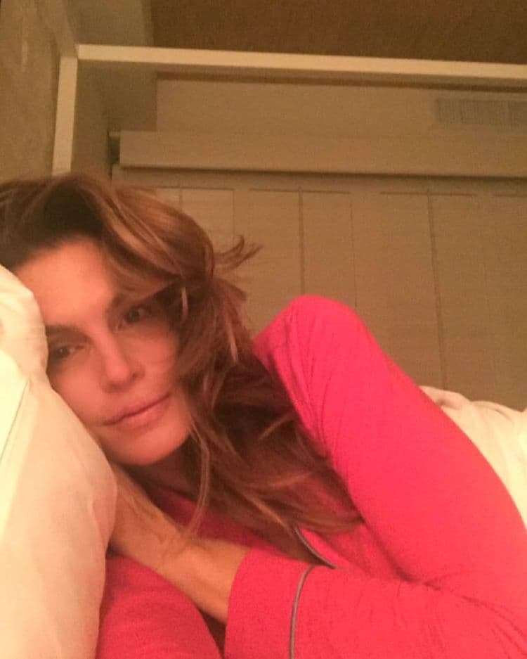 La súper modelo Cindy Crawford posó para las redes sociales desde su cama y con cero maquillaje, ¿cómo luce?