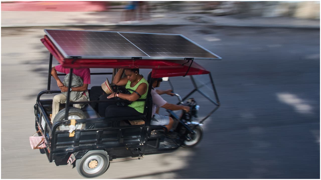 Triciclos eléctricos y con paneles solares reemplazan a los carros en Cuba