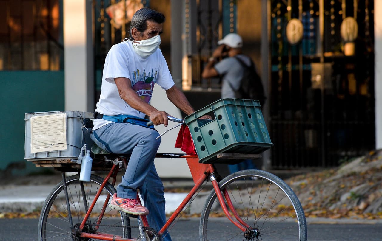 Por las altas cifras de contagios de covid-19, las autoridades planean revertir las fases de reapertura en algunos territorios de Cuba.