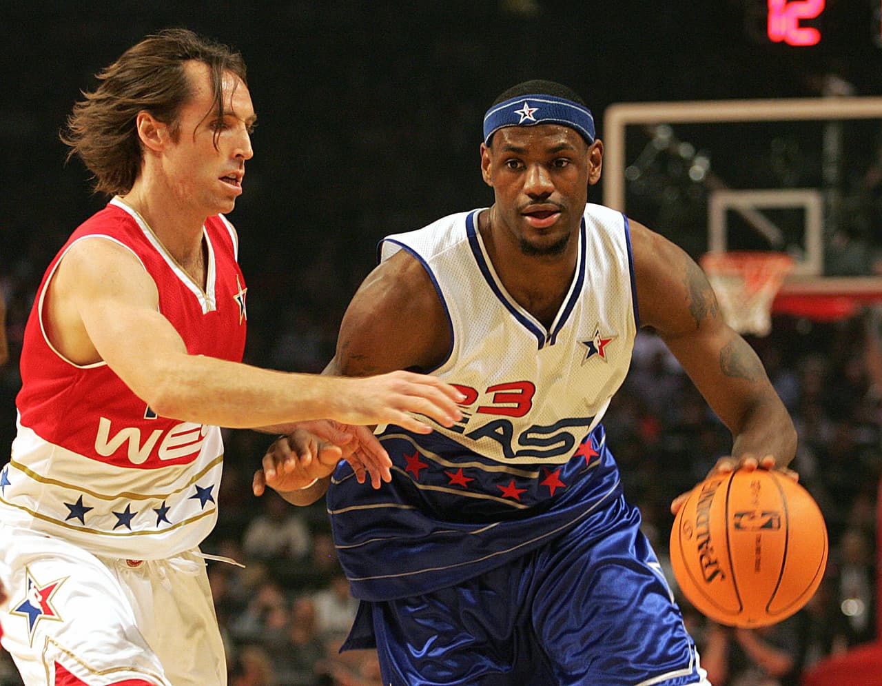 Y no tardó mucho en demostrar el tipo de jugador en el que podía convertirse. Aquí junto a Steve Nash en el All Star de 2005, en apenas su segundo año en la NBA.