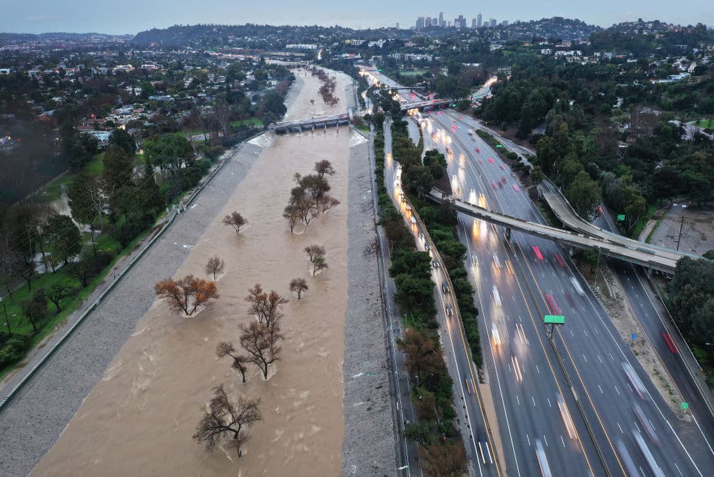 Durante los pasados dos días, Los Ángeles ha recibido
<b>entre 6 y 12 pulgadas de agua de lluvia</b>, una cantidad histórica, pero causante de
<b><a href="https://www.univision.com/local/los-angeles-kmex/estado-de-emergencia-en-los-angeles-por-tormentas-del-segundo-rio-atmosferico-video" target="_blank">daños catastróficos, provocados por una tormenta</a></b>.